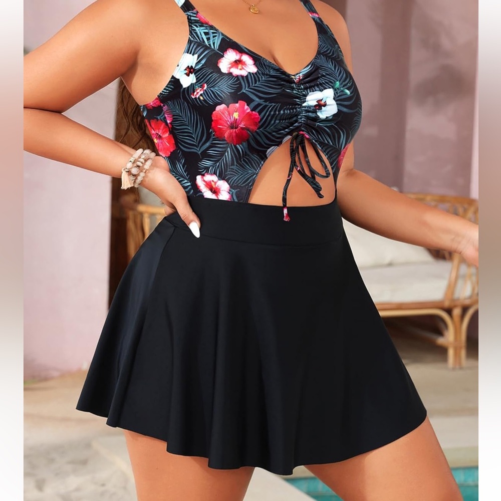 Yonique NWT Floral Cutout Swimsuit with Skirt Size 14W 🌺